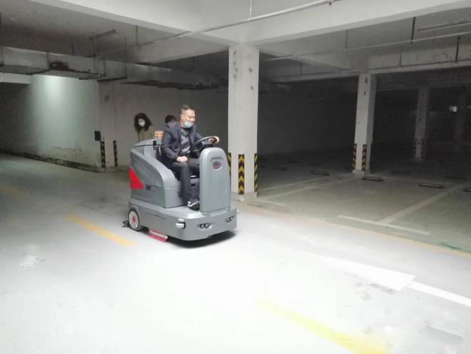 黄石小区物业保洁不用人力改用驾驶式洗地机了